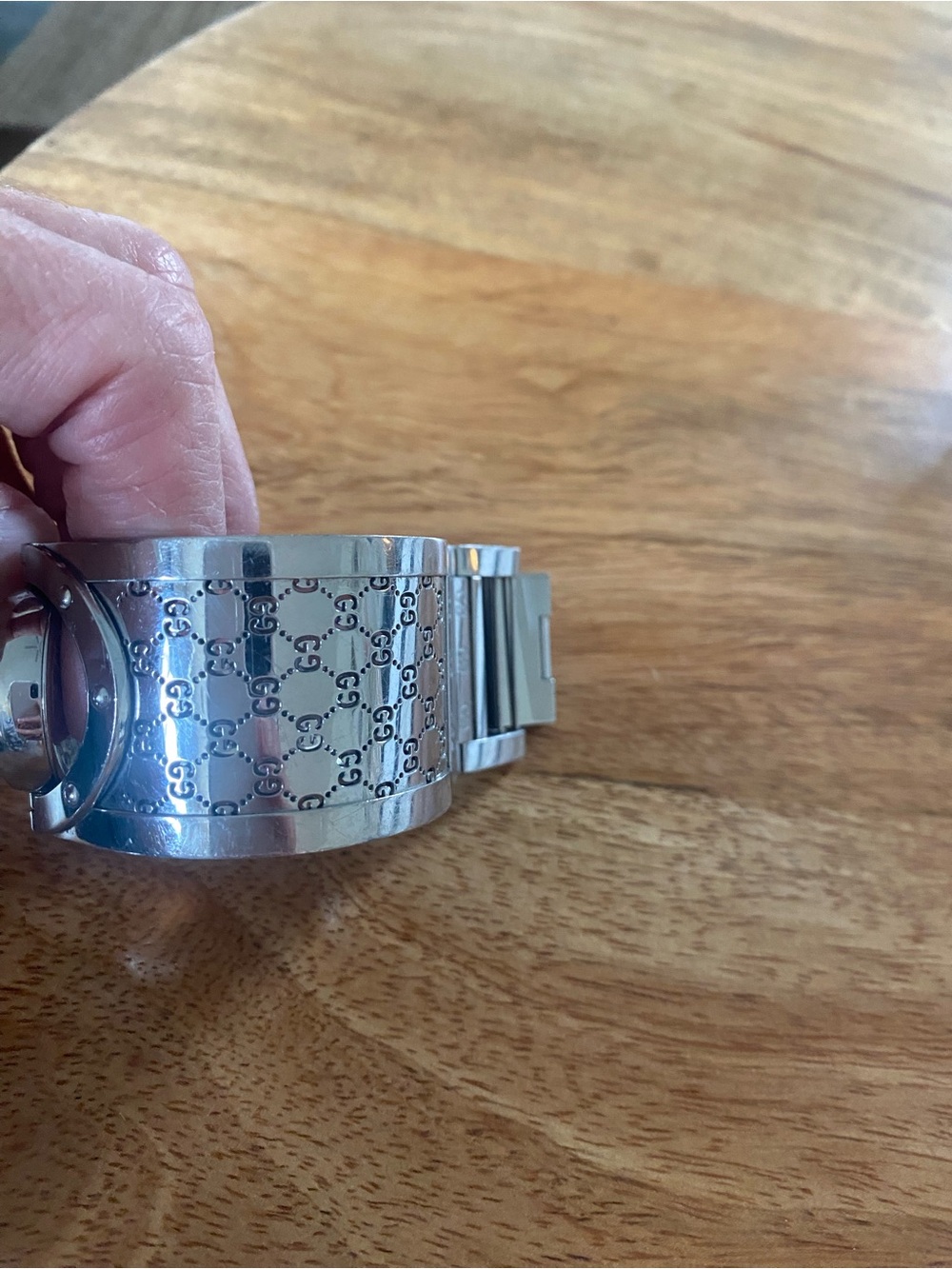 Gucci Polished Silver-Tone GG Monogram Bangle Watch with White Dial - Picture 4 of 6
